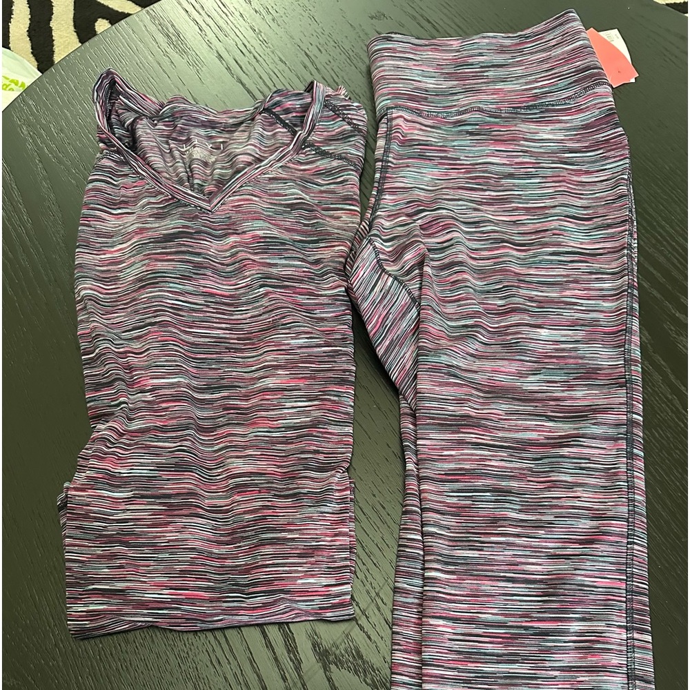 New! Stripped Athleisure set size 18/20 capri legging & short sleeve v-neck top